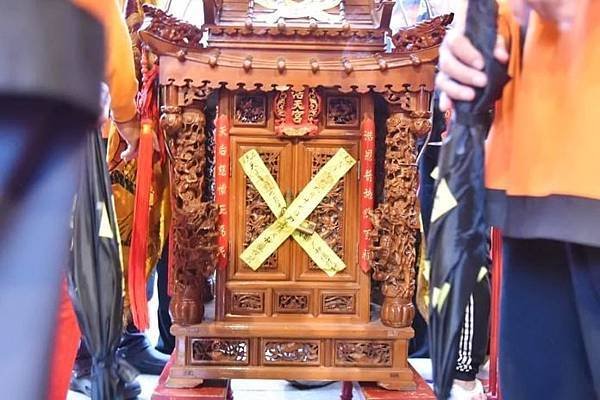 進香放頭旗/香擔/ 放頭旗→登轎→出發→到北港→拜天公─進火
