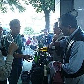 陳志萍倒白酒.jpg