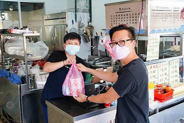 【新聞照片二】蔴油李在疫情期間發展新商機，以「餐廳快遞」冷凍真空包表現優於外帶