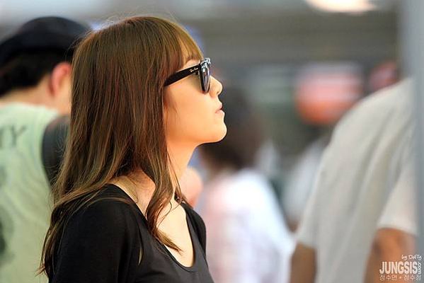 110730 SNSD @ Incheon Airport [by DeFfy @ JUNGSIS.com] (14)