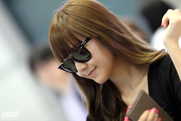 110730 SNSD @ Incheon Airport [by DeFfy @ JUNGSIS.com] (13)