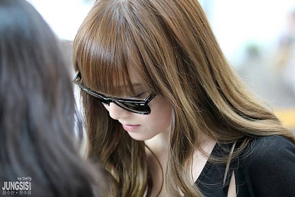 110730 SNSD @ Incheon Airport [by DeFfy @ JUNGSIS.com] (21)