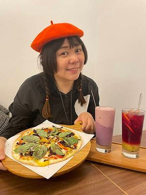 台北西門│成真咖啡：​​​​​​​最近西門很紅的咖啡廳，好拍好吃不限時下午茶餐廳│熔岩焦香舒芙蕾、海鹽蒸烤鮮中卷彩虹飯、新鮮水果冰茶【不限時下午茶咖啡店】【附菜單】