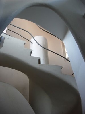 4.450px-Casa_batllo_spiral_stair.jpg