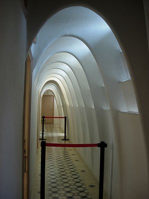 3.450px-Casa_batllo_attic_2.jpg