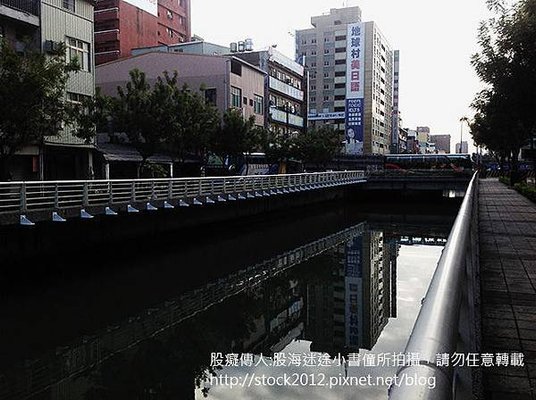 [高雄旅遊]愛河(Love river in Kaohsiung,Taiwan)美食:必吃,必玩:愛之船,咖啡廳,愛河之心(附近住宿,戀精品商旅,地圖,怎麼去,民宿,高雄市電影館,夜景,高雄歷史博物館)002