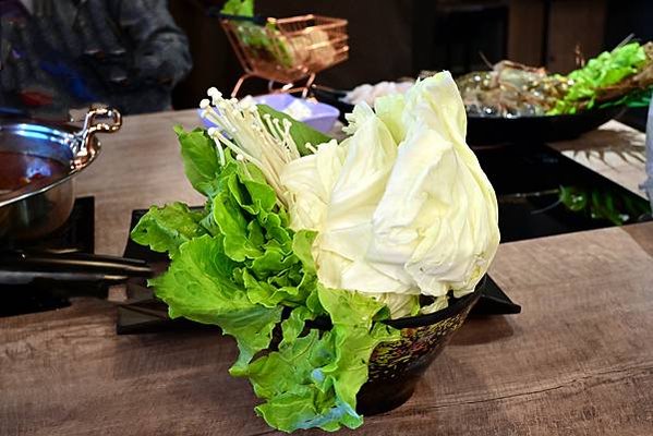 台北食記【市民大道餐廳推薦】正宗大陸妹子的苗妞串串香辣鍋，銅