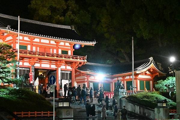 【日本京都】八阪神社跨年夜祭典，獨特燒繩子文化，熱鬧的樣子簡