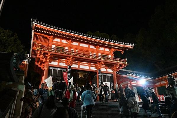 【日本京都】八阪神社跨年夜祭典，獨特燒繩子文化，熱鬧的樣子簡