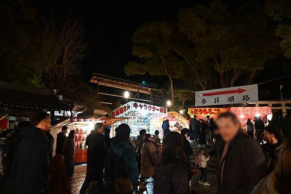 【日本京都】八阪神社跨年夜祭典，獨特燒繩子文化，熱鬧的樣子簡