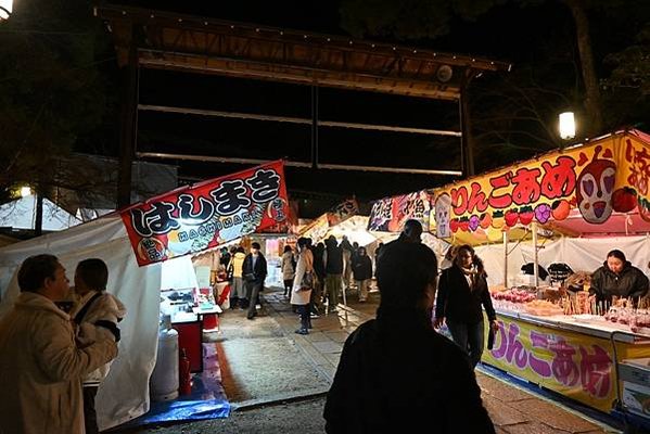 【日本京都】八阪神社跨年夜祭典，獨特燒繩子文化，熱鬧的樣子簡