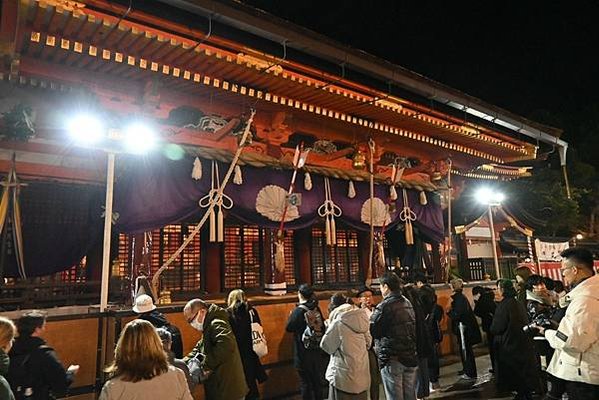 【日本京都】八阪神社跨年夜祭典，獨特燒繩子文化，熱鬧的樣子簡