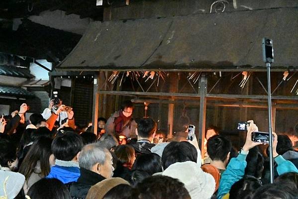 【日本京都】八阪神社跨年夜祭典，獨特燒繩子文化，熱鬧的樣子簡