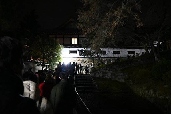 【日本京都】知恩院跨年除夜之鐘，超多僧人一起撞得超巨大鐘，跨