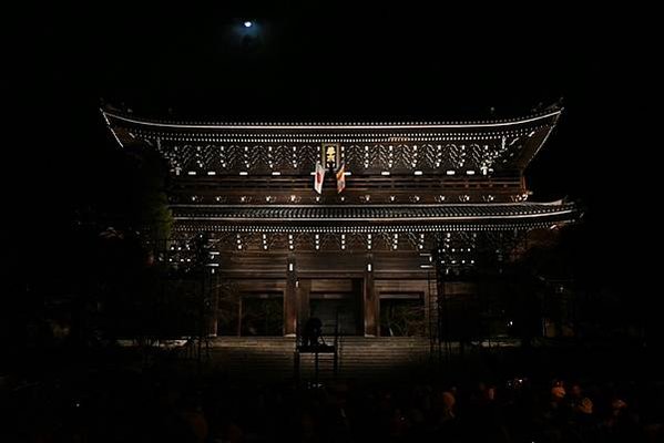 【日本京都】知恩院跨年除夜之鐘，超多僧人一起撞得超巨大鐘，跨