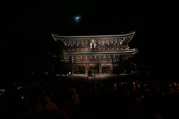 【日本京都】知恩院跨年除夜之鐘，超多僧人一起撞得超巨大鐘，跨