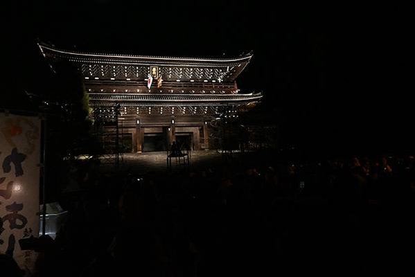 【日本京都】知恩院跨年除夜之鐘，超多僧人一起撞得超巨大鐘，跨