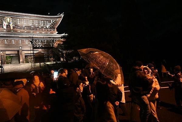 【日本京都】知恩院跨年除夜之鐘，超多僧人一起撞得超巨大鐘，跨