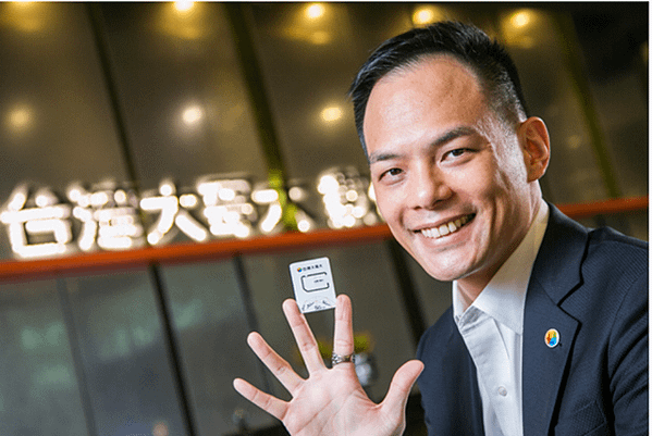 台灣大總經理林之晨秀出全台首張5G SIM卡