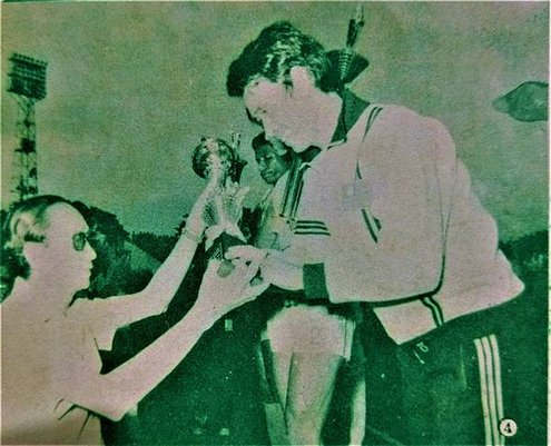 1974年越南國慶盃中華自強隊獲季軍隊長陳光雄領獎杯。（取自何長發圖庫）.jpg