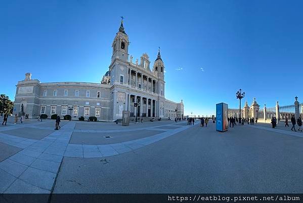 西班牙Spain｜馬德里王宮皇宮、阿穆德納聖母主教座堂Cat