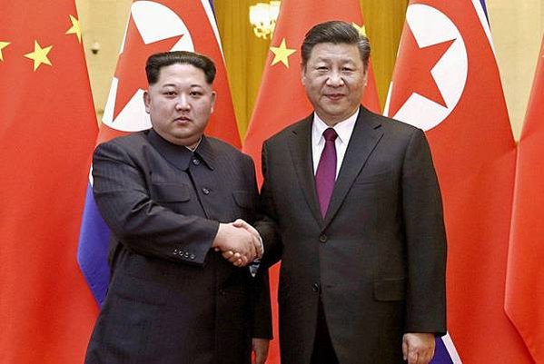 金日成/北韓軍校掛標語：中國是我們的敵人-姜健出生在朝鮮半島