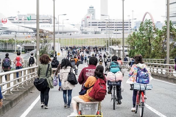 《生存家族》C571蒸汽火車/這部電影里，一家人在面臨著停電
