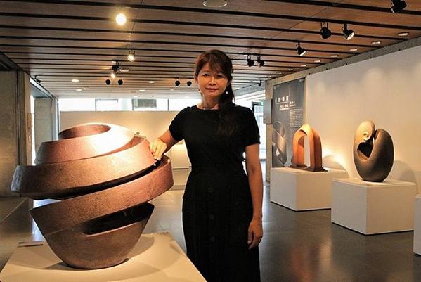 客家妹/賴羿廷運用傳統製作水缸的手擠坯古技法，結合西方美學及