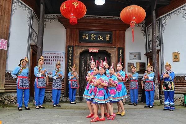 “三把刀”將兵器戴在髮髻上的女人-屬於畬族風俗以福建最多，其