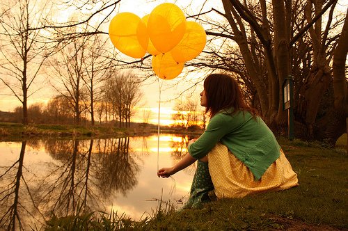 alone-ballon-balloons-girl-grass-green-Favim_com-90372