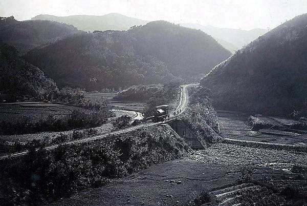 明治年間龜崙嶺(桃園龜山)舊鐵道影像「摯電號」馬鞍樣式水櫃式