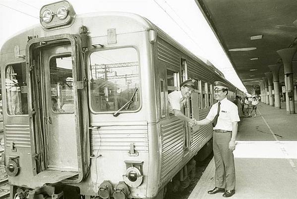 台鐵DR2700型柴油客車光華號「白鐵仔」，在1966年民國