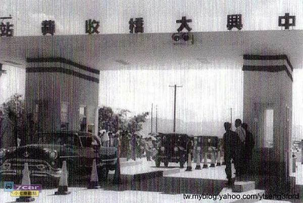 1954-1988年，台灣車輛老照片-阿嬤這種裝扮是詔安客-