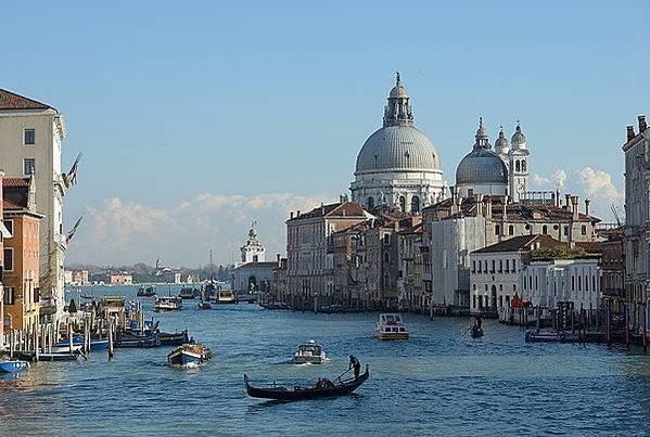 Canal_Grande_Chiesa_della_Salute_e_Dogana_dal_ponte_dell_Accademia