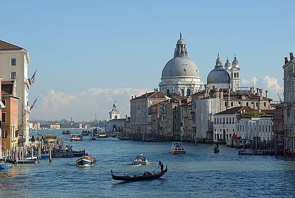 Canal_Grande_Chiesa_della_Salute_e_Dogana_dal_ponte_dell_Accademia (1)