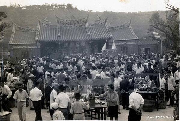 1954-1988年，台灣車輛老照片-阿嬤這種裝扮是詔安客-