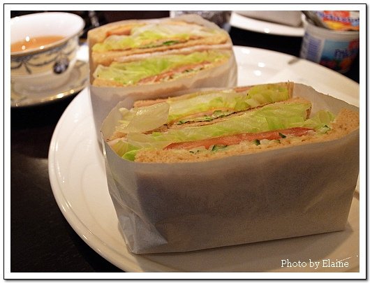 切半的三明治包在紙盒中，食用時不沾手