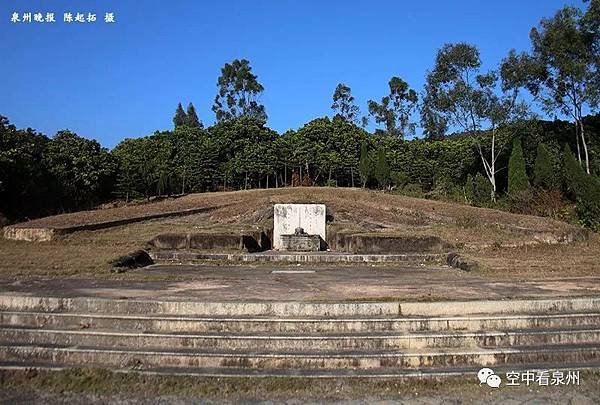 施琅墓園形似巨艦墓庭隨山勢分7層而上,石馬、石虎、石羊、石獅