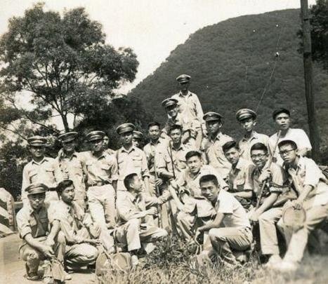 圓盤童軍帽(Scout Hat)圓形帽沿，頂上有三個凹槽-曾