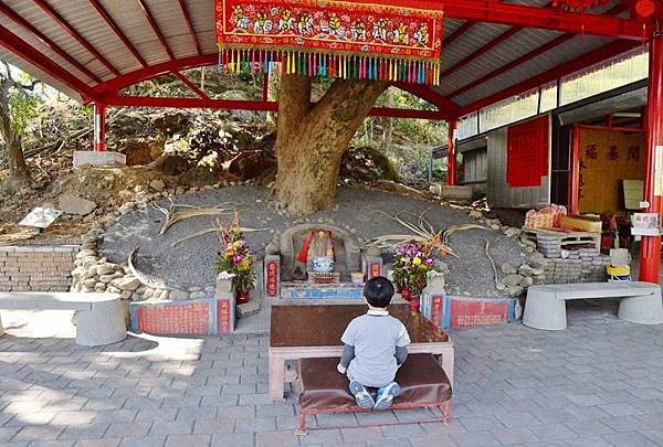 客家風水型墓塚式土地公-里社真官-美濃地區有將近400座土地