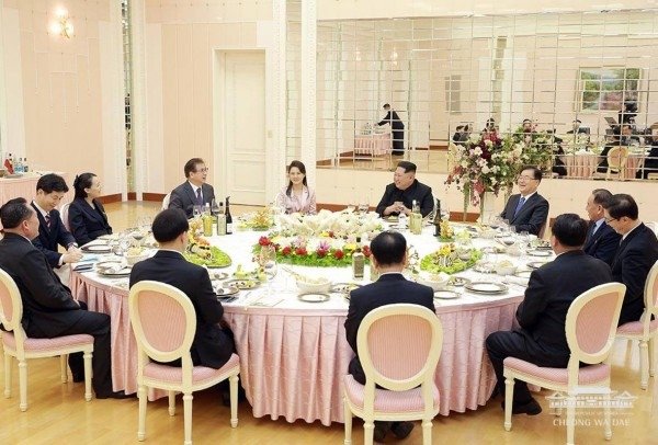 金日成/北韓軍校掛標語：中國是我們的敵人-姜健出生在朝鮮半島