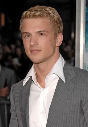 Freddie Stroma 12