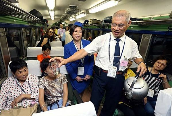 台鐵DR2700型柴油客車光華號「白鐵仔」，在1966年民國