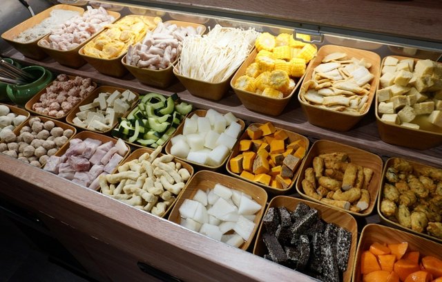 新莊美食 狂一鍋新莊復興店 濃厚系台熱炒火鍋 不 限 時 吃