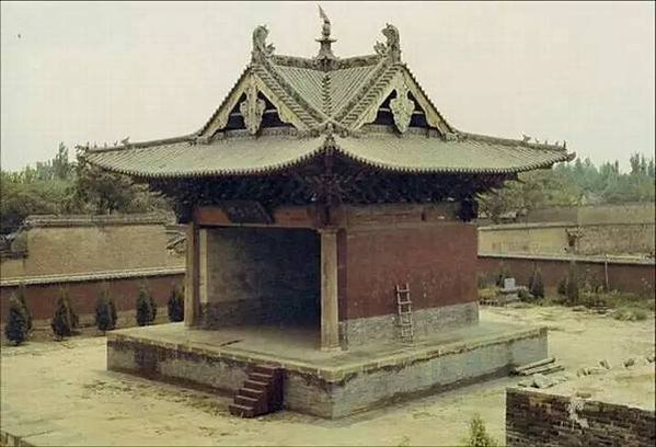 唐代宮廷寺院橫向平行的相鄰支柱的距離稱為「間」，縱向相鄰支柱