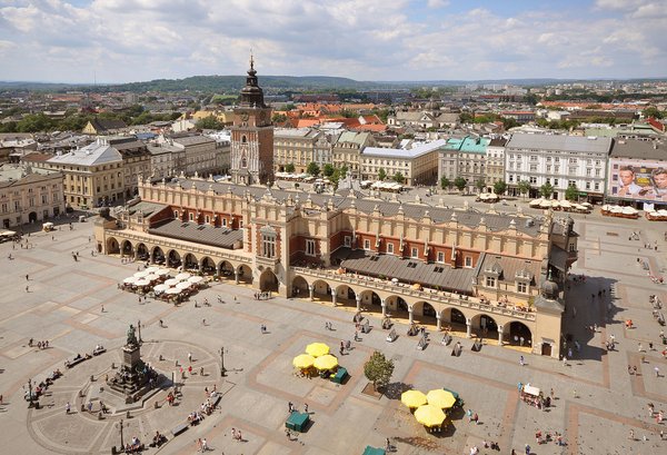 1600px-Sukiennice_and_Main_Market_Square_Krakow_Poland.jpeg