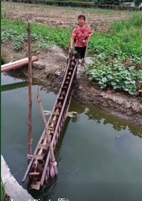 翻車-龍骨水車分為腳踏水車和手搖水車-龍骨水車是在三國時期所