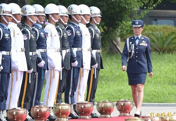國軍軍紀/國軍立正姿勢改握拳 教育部：學生五指併攏就好/國防