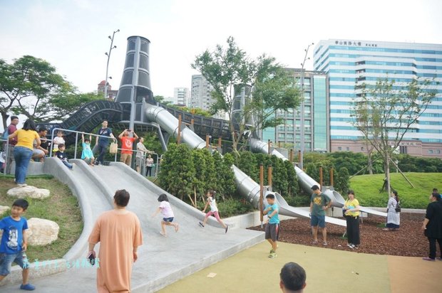 親子同樂~耗時2年的華山大草原遊戲場(中央藝文公園):煙囪遊戲塔、極限滑索..[台北市特色公園]