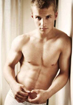 Freddie Stroma 03